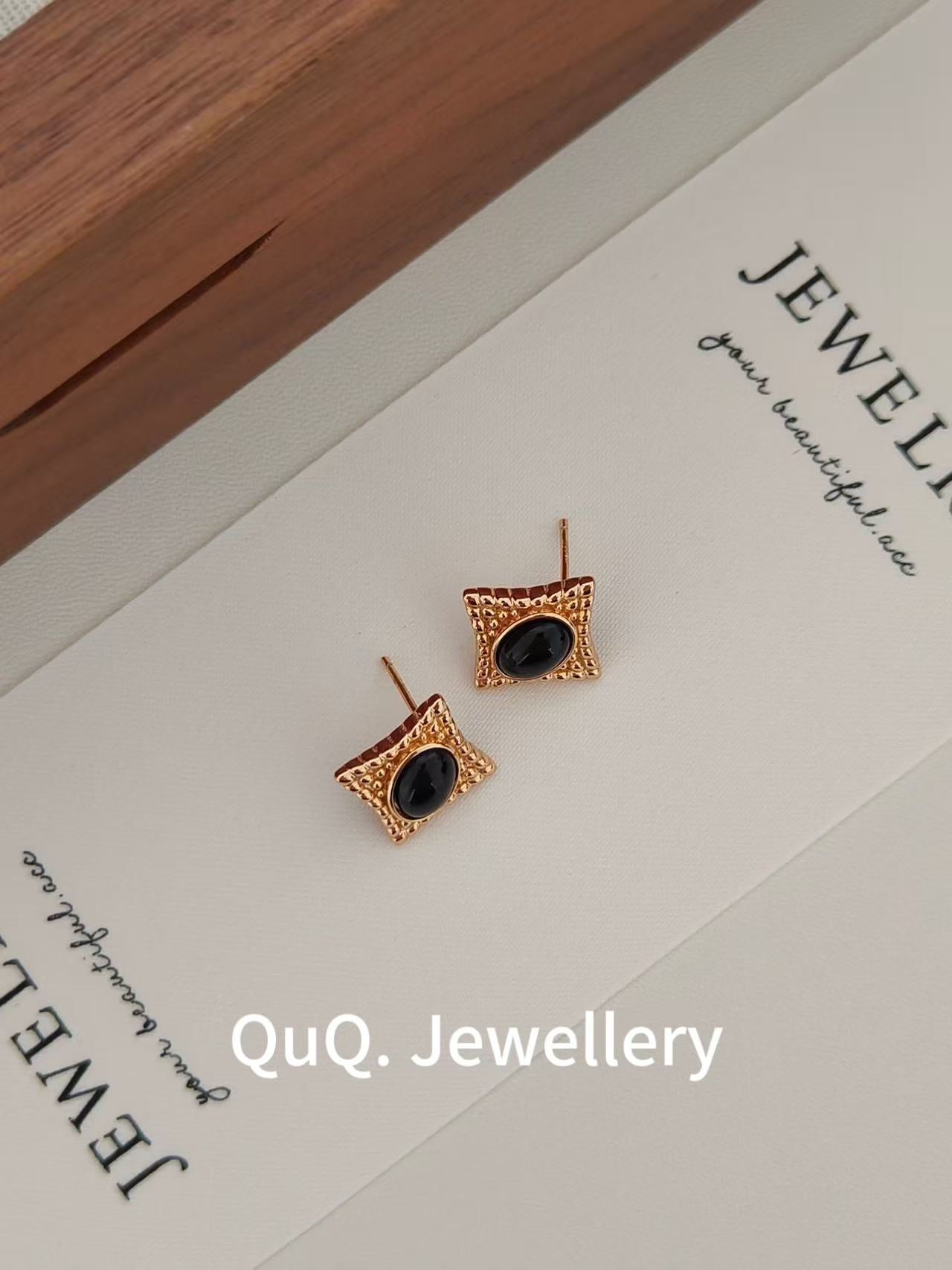 lack & White Harmony Beaded Bracelet ā 18K Gold-Plated Accents