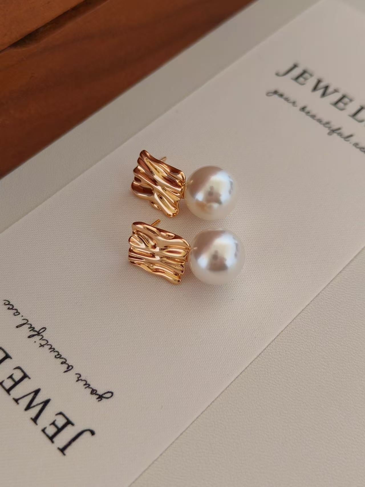 minimalist gold pearl earrings
